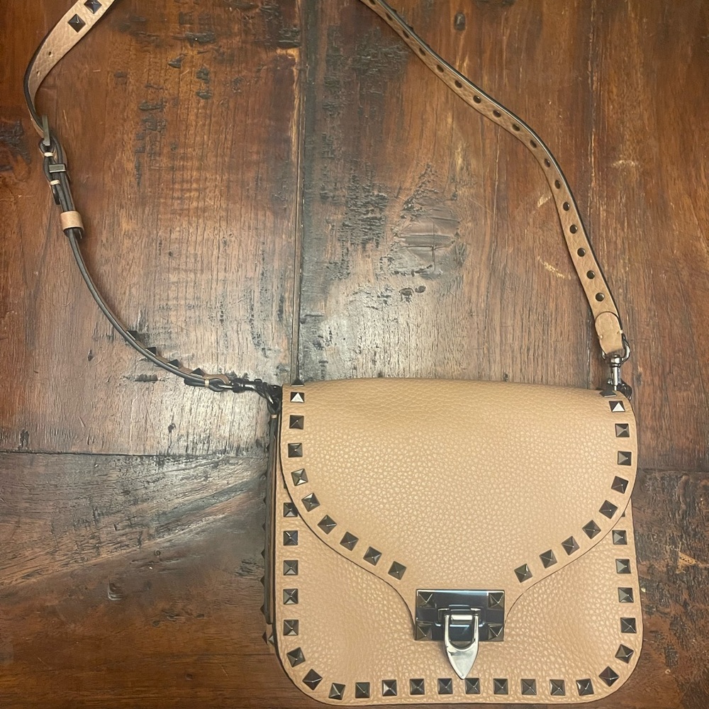 Authentic New VALENTINO beige leather studded shoulder bag.
